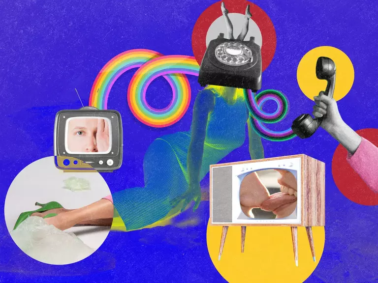 La imagen es una composición surrealista y colorida que mezcla elementos retro y modernos. Se puede ver una figura humana con un teléfono antiguo en la cabeza, un arco iris saliendo del teléfono, un televisor antiguo con una cara en la pantalla, y otra pantalla con una boca. Este collage creativo y visualmente impactante ejemplifica el concepto de "storytelling", utilizando imágenes y símbolos para contar una historia y transmitir emociones y mensajes de manera visual. La mezcla de elementos invita al espectador a interpretar y crear su propia narrativa a partir de la composición.